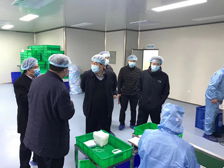 2月9日，高新區(qū)領(lǐng)導(dǎo)現(xiàn)場(chǎng)指導(dǎo)防疫物資生產(chǎn)及原材料短缺問題