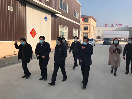 高新區(qū)黨工委書記郭保存、黨組成員楊紹青、馬嶺崗鎮(zhèn)書記李洋來(lái)公司監(jiān)督防疫物資生產(chǎn)